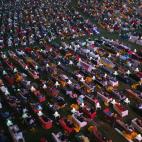 Los aficionados descansan en sofás para ver el partido Alemania-Ghana en un estadio alemán. (Foto: Sean Gallup / Bongarts / Getty Images)