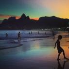 Un niño juega al fútbol en Río de Janeiro, Brasil. (Photo by Clive Rose/Getty Images)