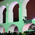 Manifestantes cuelgan una pancarta en un puente en Río de Janeiro (YASUYOSHI CHIBA/AFP/Getty Images)