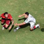 Hugo Almeida de Portugal y Mats Hummels de Alemania luchan por un balón (Photo by Francois Xavier Marit - Pool/Getty Images)