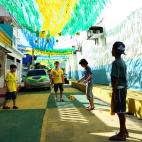 Los niños juegan al fútbol en una calle de Brasil (Photo by Warren Little/Getty Images)