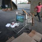 Un hombre corre para ver el Brasil-Croacia en una tele (Photo by Mario Tama/Getty Images)