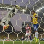 Una parada de Julio Cesar, portero de Brasil (Photo credit should read ODD ANDERSEN/AFP/Getty Images)