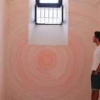 El artista Alejandro Ontiveros junto a su obra (HE) ESTADO (DES)CONECTADO.