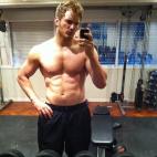 Película: Guardianes de la galaxia (2014) El piloto americano Peter Quill, que se convierte en objeto de persecución tras robar un orbe codiciado por el villano Ronan. Peso: Tuvo que perder 20 kilos siguiendo una dieta estricta y con ejercici...