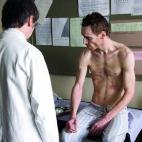 Película: Hunger (2008) Bobby Sands, líder del Ejército Republicano Irlandés provisional, fallecido durante las huelgas de hambre de 1981. Peso: Fassbender perdió alrededor de 20 kilos siguiendo una dieta de sólo 600 calorías diarias.