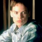 Película: Boys Don't Cry (1999) Interpreta a Brandon Teena, un joven transexual que fue violado y asesinado después de que sus amigos descubriesen que tenía genitales femininos. Peso: Tuvo que perder 10 kilos y masculinizar su aspecto para ...