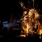 Al más puro estilo Fallas, aunque en Alicante no les gusta nada la comparación, la ciudad mediterránea convierte San Juan en su principal fiesta del año. En la noche del 24 de junio, las figuras de madera, cartón y corcho que representan la...