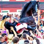 Desde el siglo XIV, Menorca se engalana para celebrar San Juan. El fuego aquí es substituido por los caballos, que se convierten en los verdaderos protagonistas de la fiesta en Ciudadela. El mismo día 23, los caballos dan vueltas por la la pla...
