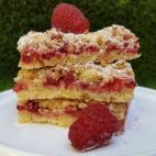 Si eres fan de las barritas de muesli puedes hacerlas caseras con frambuesas, vainilla, azúcar, harina, levadura, maicena, mantequilla, un huevo y sal. Sanas y ricas.