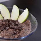 ¿Quién dijo que la quinoa solamente podía ser salada? Hay un montón de opciones para hacerla dulce, como esta con chocolate. Aquí la receta.