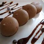 Nadie dijo que fuera fácil: hacer macarons es un reto, pero tampoco hace falta ser repostero para conseguirlos. Con un poco de paciencia y algo de tiempo lograrás darle forma a esta increíble receta.