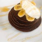 Las tortitas siempre quedan muy lucidas, y estas al ser de chocolate, más todavía. Y solamente necesitarás cuatro ingredientes.