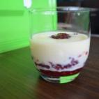 Necesitarás leche, chocolate blanco, nata para montar, frambuesas y ralladura de lima. Eso sí: calcula que necesitarás dejarlo reposar una hora en el frigorífico para que quede perfecto. La receta completa, aquí.