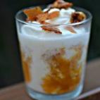 Este helado tiene alma light. Como dice su autora, el yogur puede ser desnatado y el coulis una mermelada ligera. Tienes la receta completa aquí.