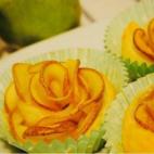 Son tan bonitas que parecen llevar mucho trabajo detrás, pero te sorprenderás al saber que únicamente necesitarás dos peras, una placa de hojaldre, mermelada, azúcar y licor de manzana. La receta completa, también muy sencilla, aquí.