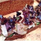 Para esta tosta tan completa necesitarás simplemente pan, rosbif, pepino, queso crema, miel, mostaza y lechuga. Una receta sencilla y contundente.