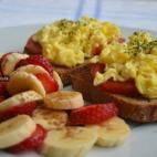 Un desayuno salado y muy completo en el que mezclas los hidratos de carbono que te aporta el pan con la proteína del huevo. Además, es perfecto si lo acompañas con tomate o algo de fruta. Puedes ver la receta y los ingredientes aquí.