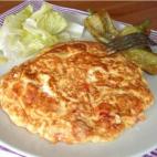 En realidad, una frittata es el equivalente italiano a la clásica tortilla francesa de toda la vida, solo que añadiendo más ingredientes para darle más consistencia. La de esta receta lleva queso blando o fresco, un tomate grande rojo y un p...