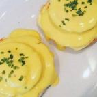 Una vez cocidos los huevos poché, ya estás preparado para dar el paso a la receta de los Benedict: son los mismo poché sobre una tosta con jamón o bacon y la siempre deliciosa salsa holandesa.
