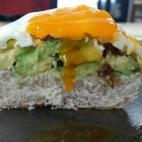 La mezcla ideal para los amantes del brunch: tiene pan, aguacate y huevo. Además de fácil, está riquísima.