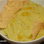 Si eres de los que no se deciden entre preparar guacamole o hummus, este plato aúna lo mejor de los dos. Además, es muy sencillo. La receta completa aquí.