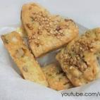 Necesitarás pocos ingredientes y muy sencillos para que te salgan unas 25: harina, mantequilla, huevo, levadura y sal. Y de ingredientes de relleno lo que más te guste: aquí se ha hecho con nueces, aceitunas, queso parmesano y orégano. La re...