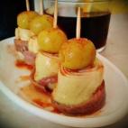 Como cuenta su autor, la salsa espinaler, un clásico de Cataluña, "es perfecta para acompañar conservas". La banderilla, como puedes ver en la receta, es muy sencilla. Solo falta el vermut para terminar de disfrutarla.