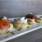 Todo es casero, incluidos los propios blinis. Para los acompañamientos necesitarás salmón, jamón, brandada de bacalao… ¡Lo que más te guste!