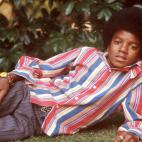 Posando para un retrato en su casa en Hollywood Hills en Los Angeles California.