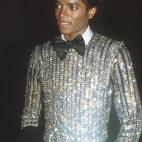 Vistiendo una camisa con lentejuelas y una pajarita en 1979.