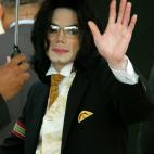 Saludando a sus fans tras el juicio por abusos a menores en la corte de Santa Bárbara, California.