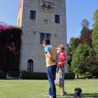 Una pareja de visitantes, bajo el 'balcón de las musas' que un día inspiró a Emilia Pardo Bazán