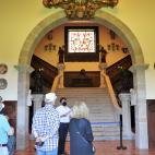 El busto del dictador todavía corona la escalinata de la entrada principal