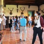 El vestíbulo está decorado con cabezas de ciervos, mosquetones y maquetas de barcos