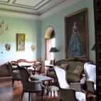 Otro vistazo al despacho de Pardo Bazán, con su cuadro sobre el sillón