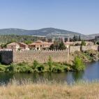 Si aún no has tenido la oportunidad de acercarte a alguno de los pueblos que flanquean Madrid por la N-1, atrévete a pasar de San Sebastián de los Reyes y descubre escenarios en los que el reloj se ralentiza. Uno de ellos es Buitrago de Lozoy...