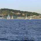 Seguro que, de niño, más de una vez soñaste con capitanear tu propio barco, tener una pata de palo y un parche en el ojo. Bueno, eso es difícil de conseguir con 50 euros en el bolsillo, así que en su lugar te ofrecemos la posibilidad de pas...