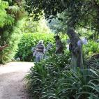 La vasta finca cuenta con detalles ornamentales a cada paso