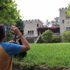 Un visitante toma una foto de las Torres de Meirás