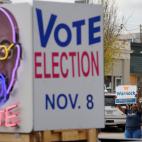 Cartel animando al voto con la cara del reverendo Warnock, senador dem&oacute;crata de Georgia.