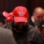 Votante republicano con la gorra con el mensaje "Trump llevaba raz&oacute;n" espera el resultado de Adam Laxalt y el resto de candidatos republicanos por Nevada.