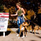 Una votante deposita su papeleta en un buz&oacute;n en Denver.