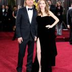 HOLLYWOOD, CA - FEBRUARY 26: Actors Brad Pitt and Angelina Jolie arrive at the 84th Annual Academy Awards held at the Hollywood & Highland Center on February 26, 2012 in Hollywood, California. (Photo by Ethan Miller/Getty Images)