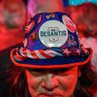 Una mujer luce un sombrero en apoyo al gobernador republicano de Florida Ron DeSantis.