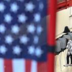 Un votante deposita su papeleta en el Denver East High School.