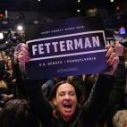 Personas apoyando al candidato dem&oacute;crata John Fetterman en Pittsburgh, Pennsylvania.