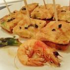 Se puede preparar con antelación y meter la tortilla en el horno cuando ya estén los invitados en casa. Aquí explican cómo hacerlo.