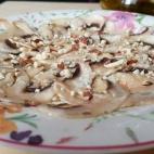 El plato se decora con almendras, nueces, anacardos o piñones. Puedes prepararlo siguiendo estos pasos.