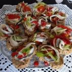 Lleva pimiento rojo, verde y cebolleta. Aquí puedes ver cómo se prepara.